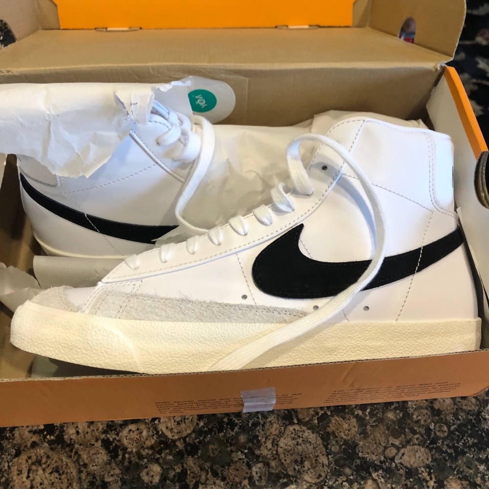 Women’s US SIZE 10.5 Nike 77 mid blazer